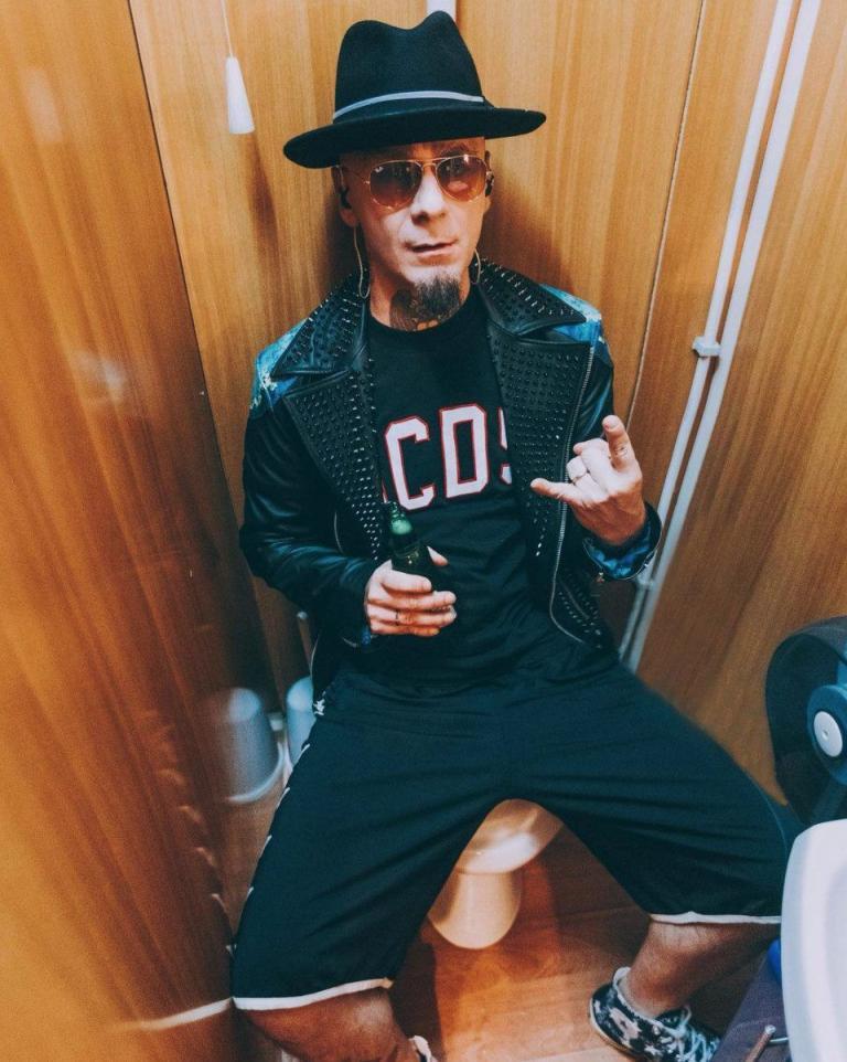 J-Ax in concerto. Il grande rapper, cantautore e produttore discografico italiano.